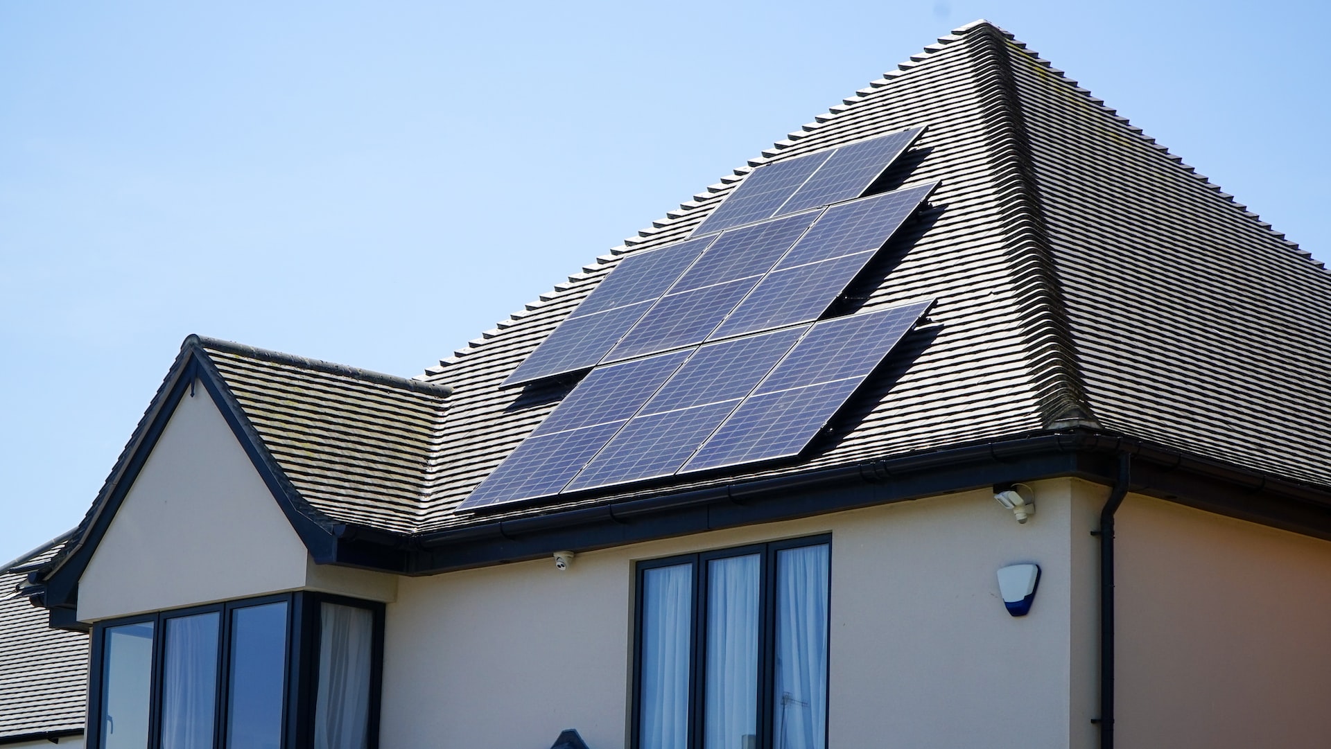 instalación de paneles solares en el tejado de una vivienda