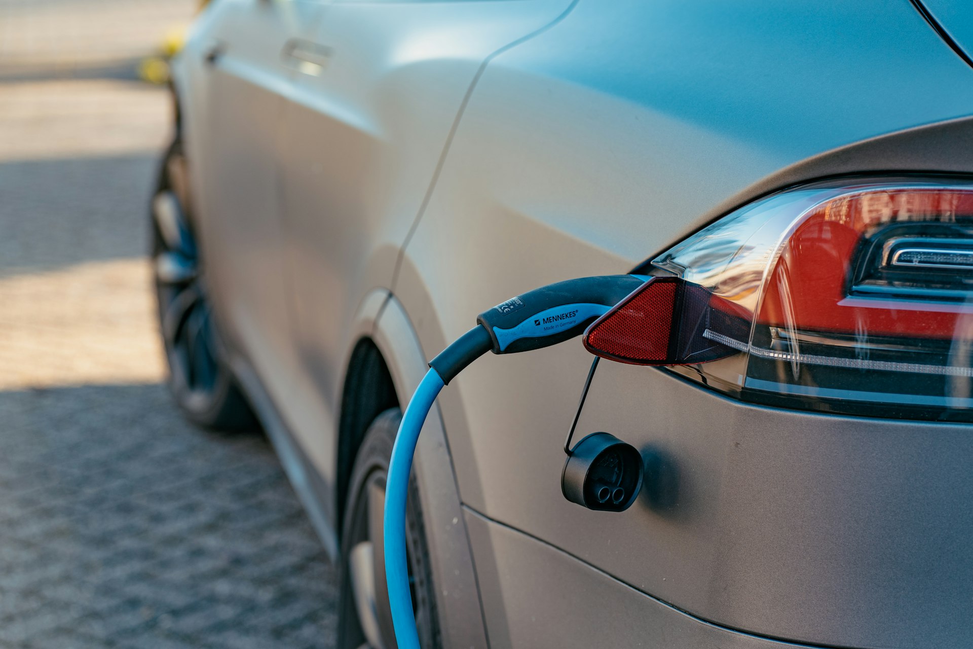 coche eléctrico cargando su batería