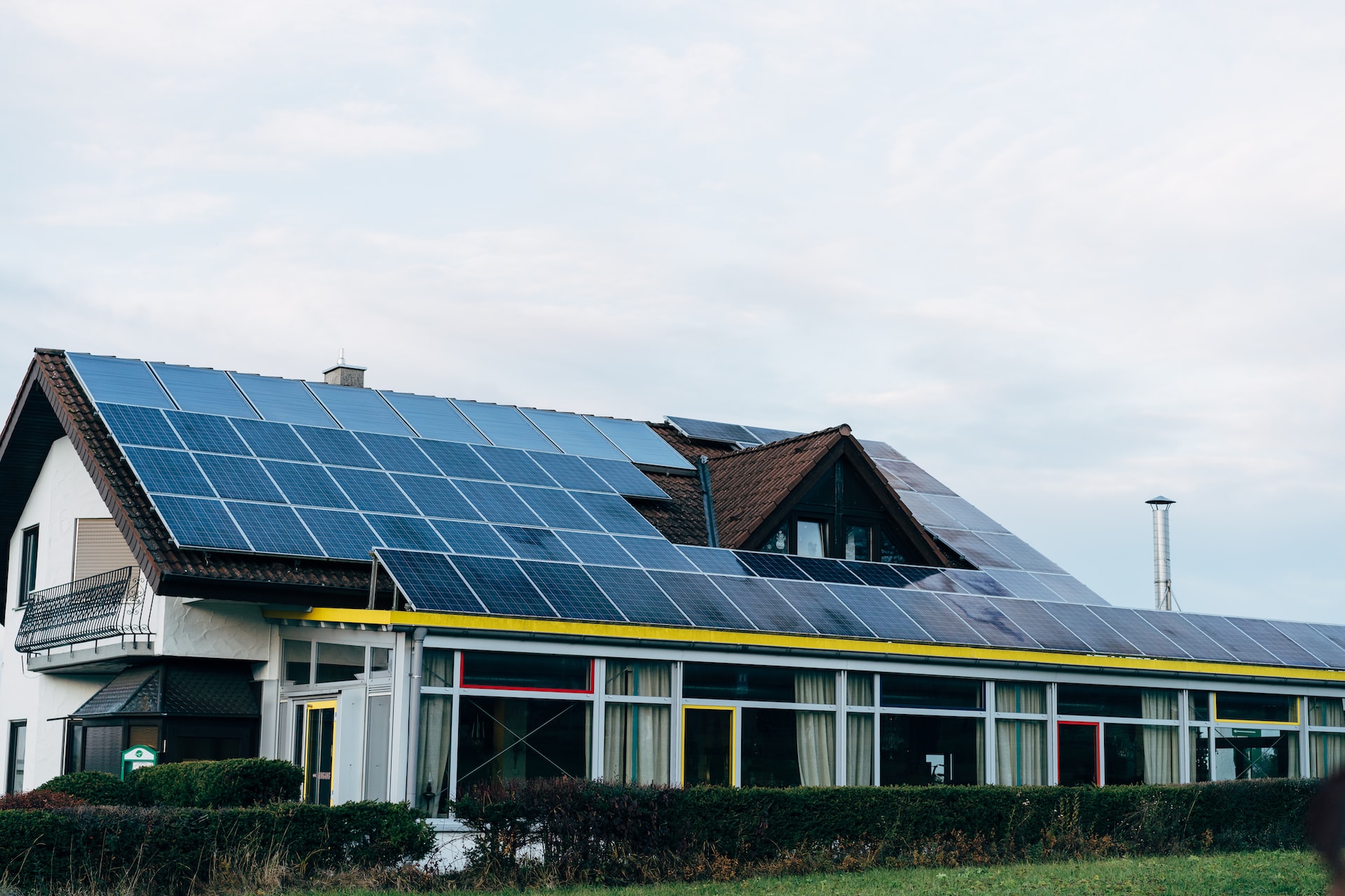 casa con paneles solares en el tejado