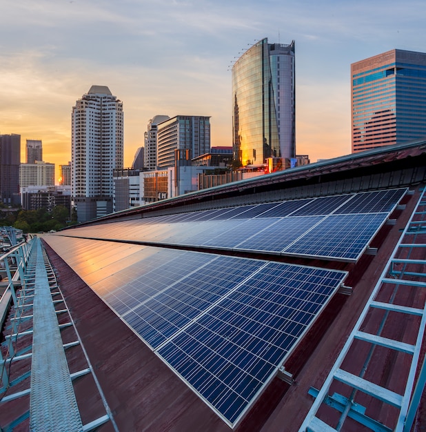 paneles solares tejado de edificio