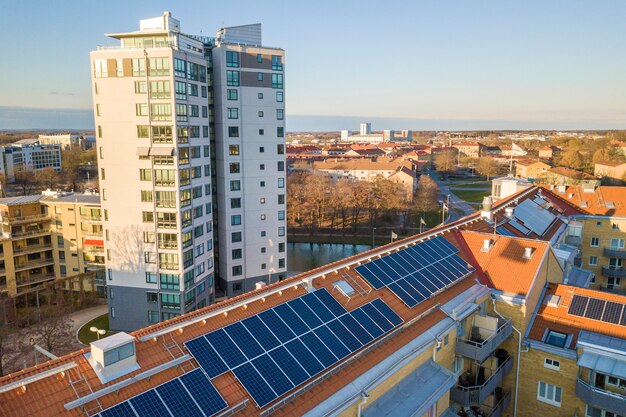 paneles solares en edificio