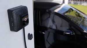 coche eléctrico cargando con walllbox bidireccional